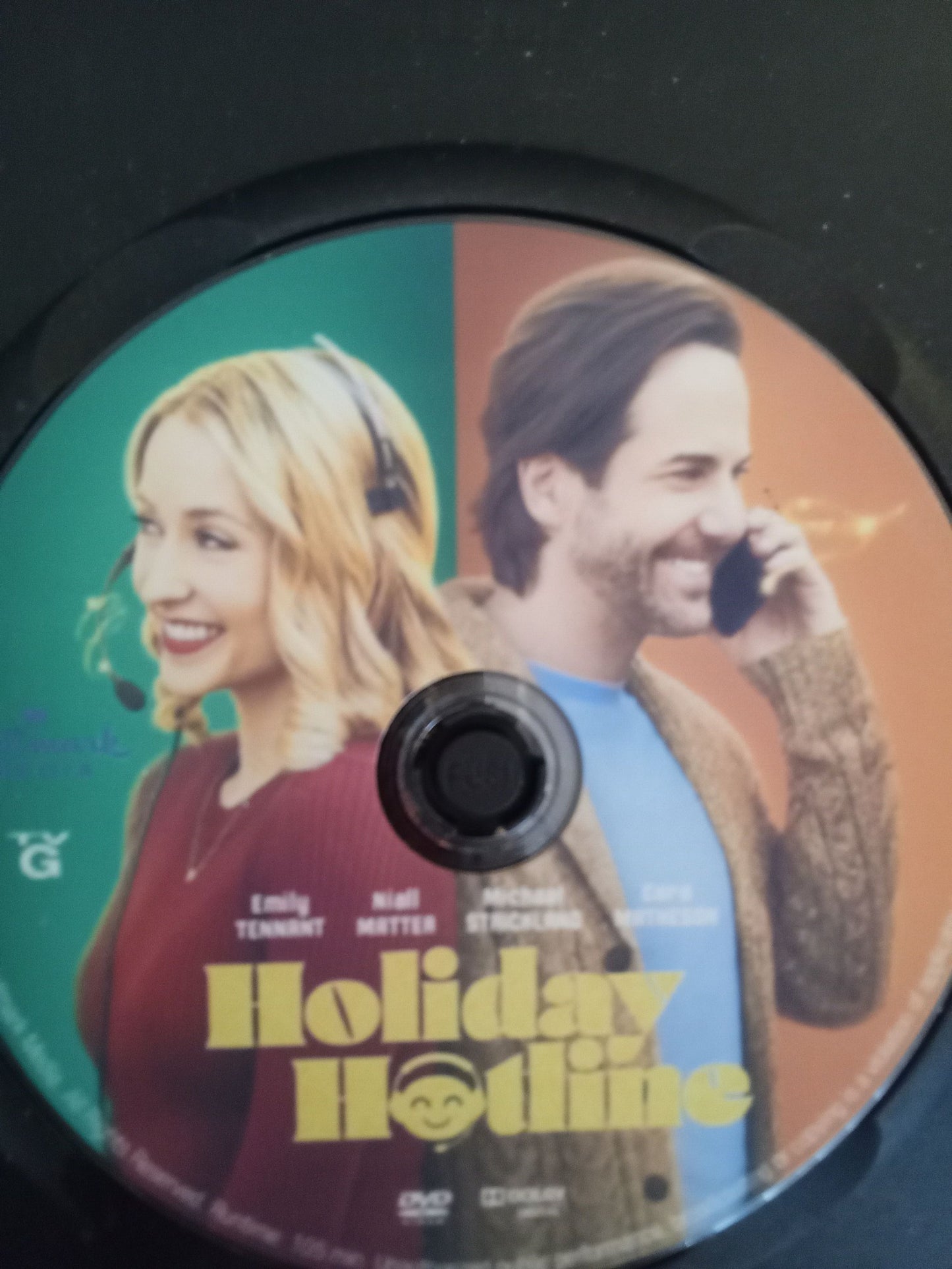 Holiday Hotline (2023) DVD with Emily Tennant & Niall Matter